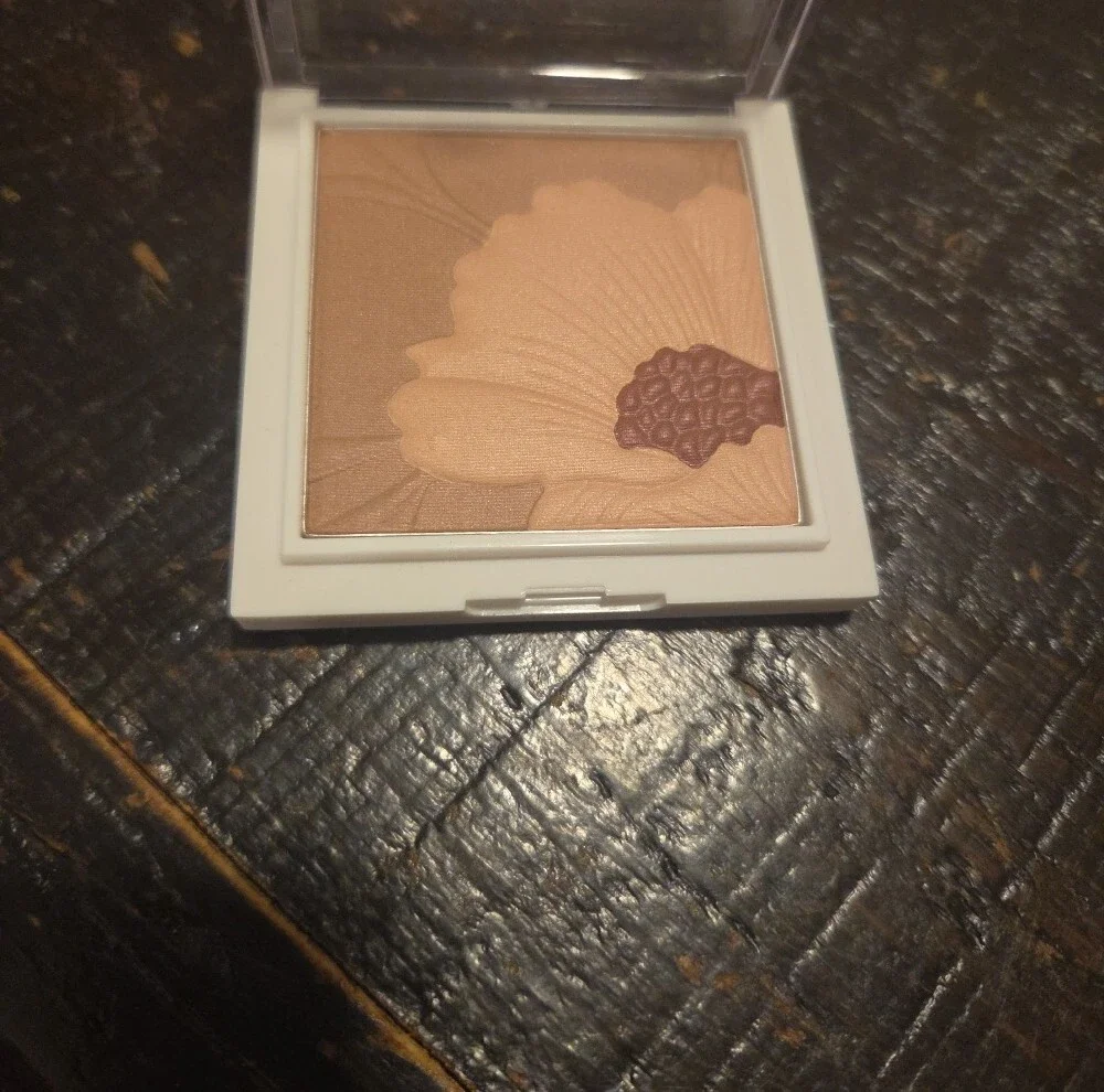 Clinique Dual-Tone Floral Pressed Blush in #4 Plumb Poppy New